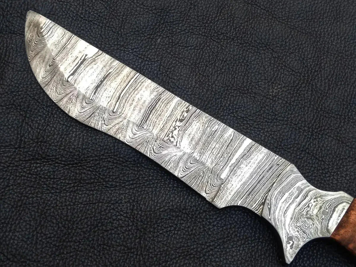 Handmade Damascus Steel Bush Tracker Knife-C190 showcasing intricate Damascus steel craftsmanship