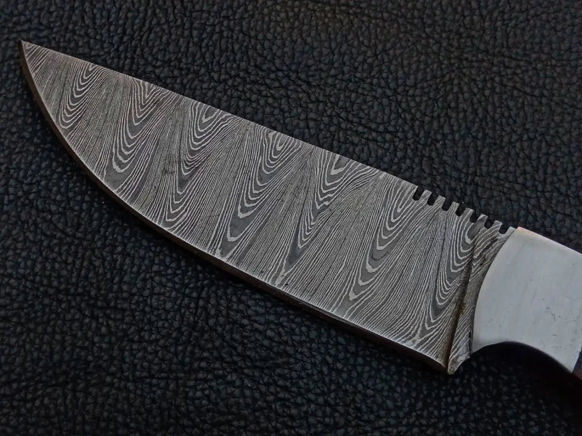 Handmade Damascus Steel Knife - C243 showcasing a stunning Damascus steel knife blade