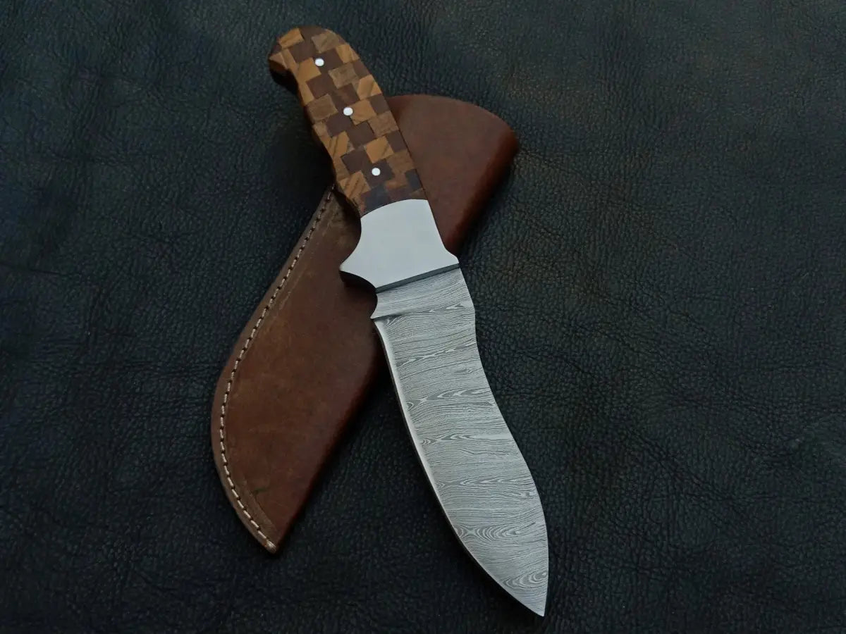 Handmade Damascus Steel Hunting Knife C183 with checkered handle and leather sheath