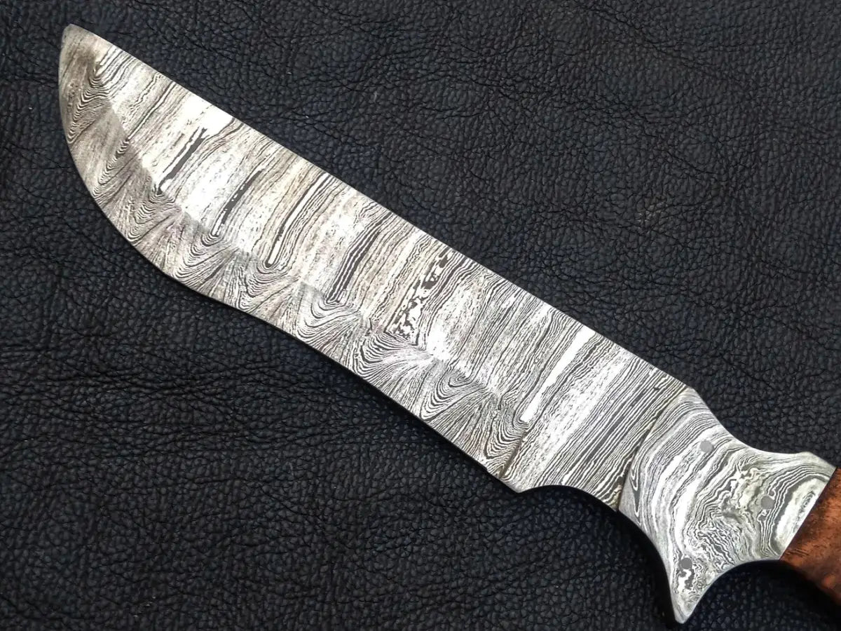 Handmade Damascus Steel Bush Tracker Knife-C190 showcasing intricate Damascus steel craftsmanship