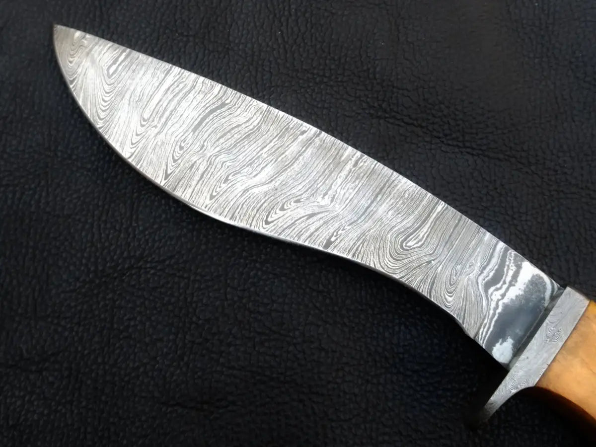 Handmade Damascus Steel Knife - C221 featuring a striking Damascus steel hunting knife