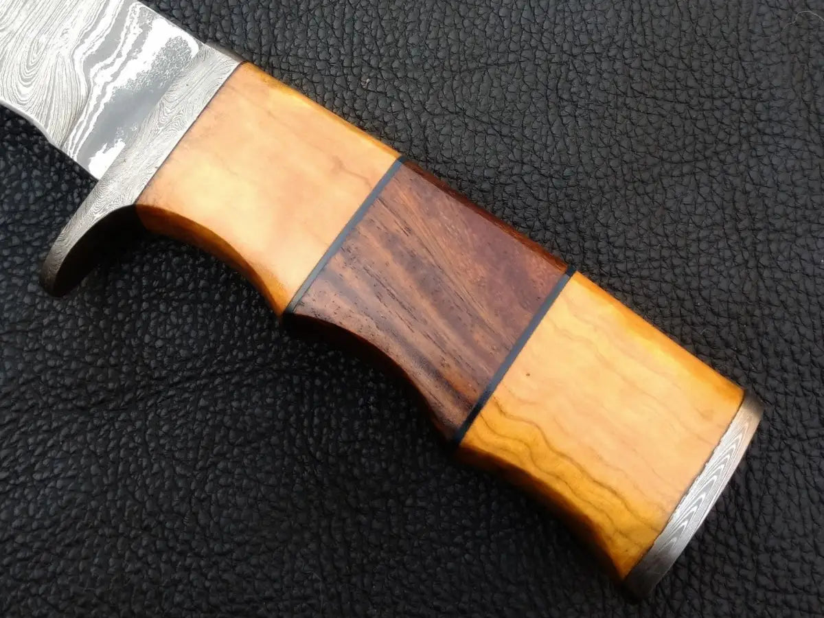 Handmade Damascus Steel Knife C221 with wooden handle and intricate blade pattern