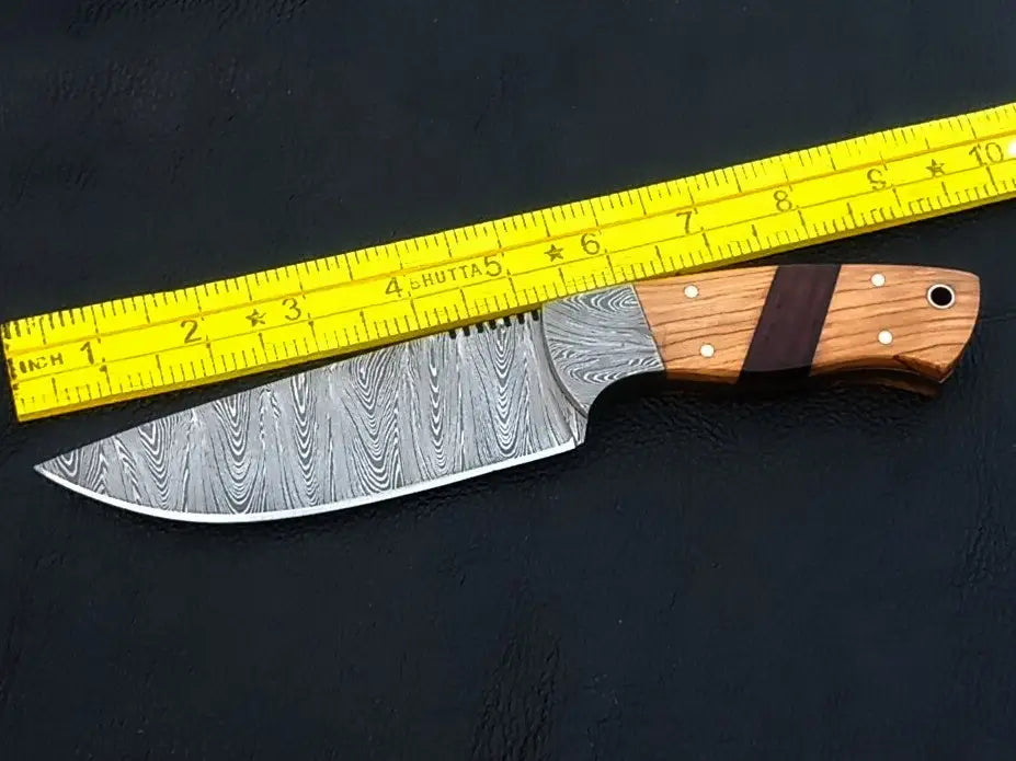 Handmade Damascus Steel Knife - C231 with a wooden handle and intricate blade design