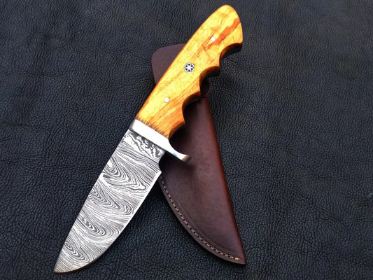 Handmade Damascus Steel Hunting Knife C177 with elegant wooden handle craftsmanship