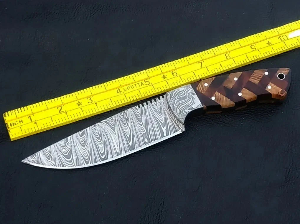 Handmade Damascus Steel Knife - C232 with patterned wooden handle and intricate blade design