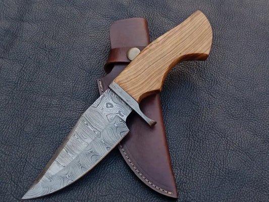 Handmade Damascus Steel Hunting Knife C157 with wooden handle and leather sheath