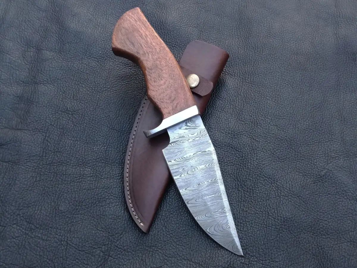 Handmade Damascus Steel Hunting Knife C155 with leather sheath for outdoor enthusiasts