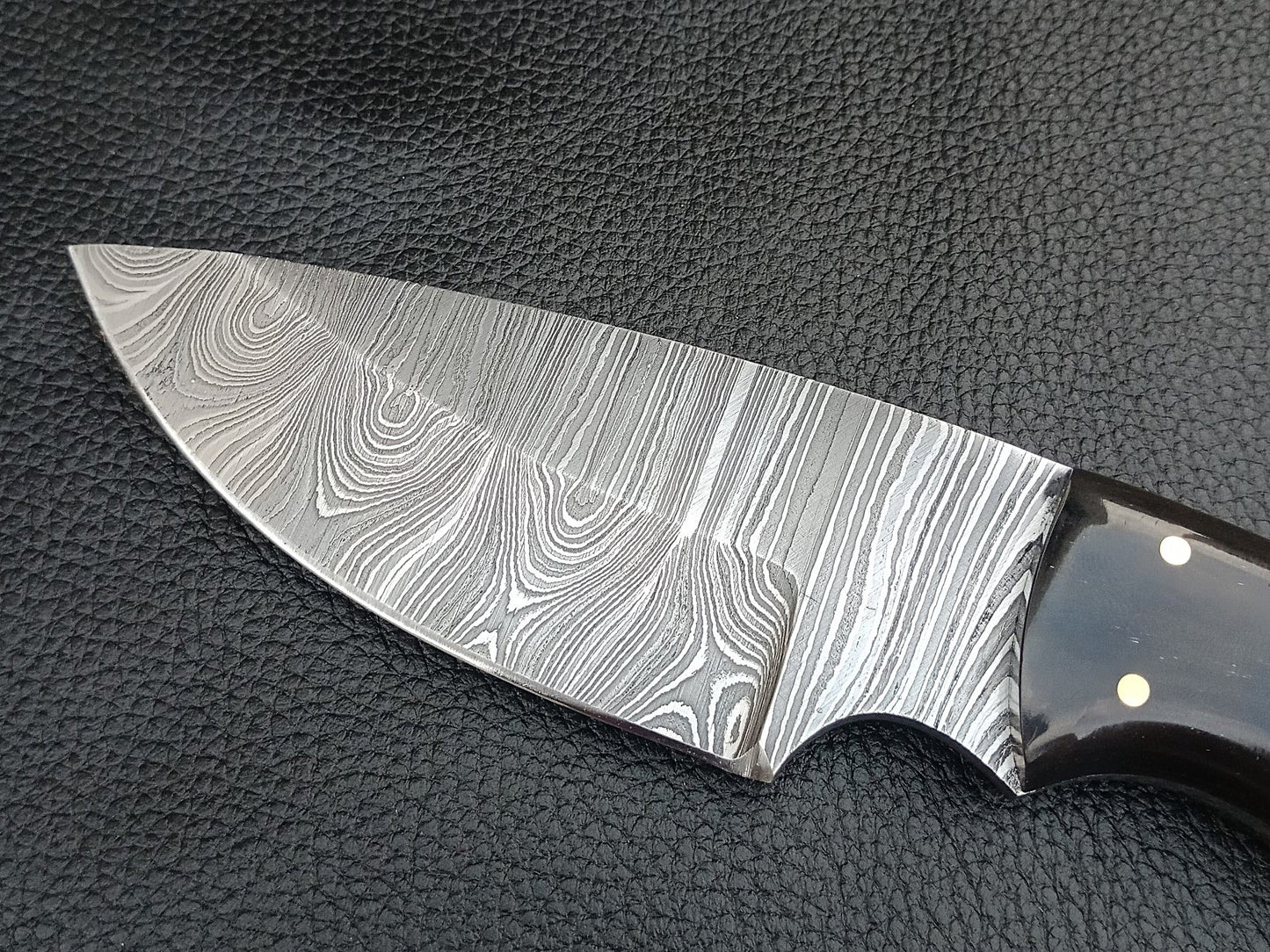 SA-1225 DAMASCUS STEEL SKINING KNIFE-BULL HORN BOLSTERS