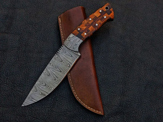 Handmade Damascus Steel Knife C240 with checkered handle and leather sheath