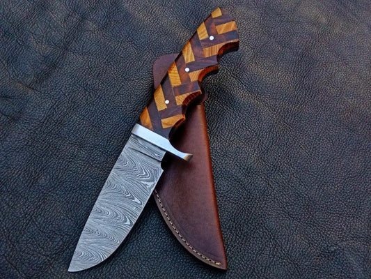 Handmade Damascus Steel Hunting Knife with patterned wooden handle C1971