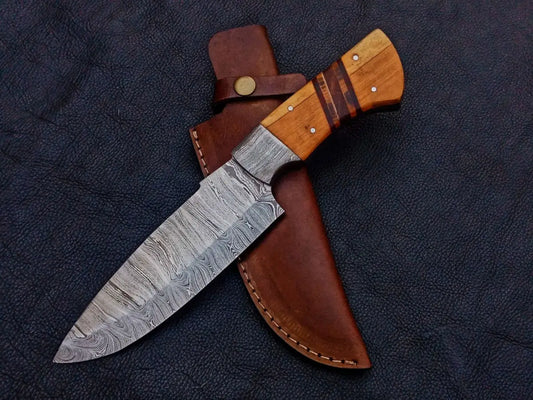 Handmade Damascus Steel Hunting Knife with Wooden Handle and Leather Sheath C223