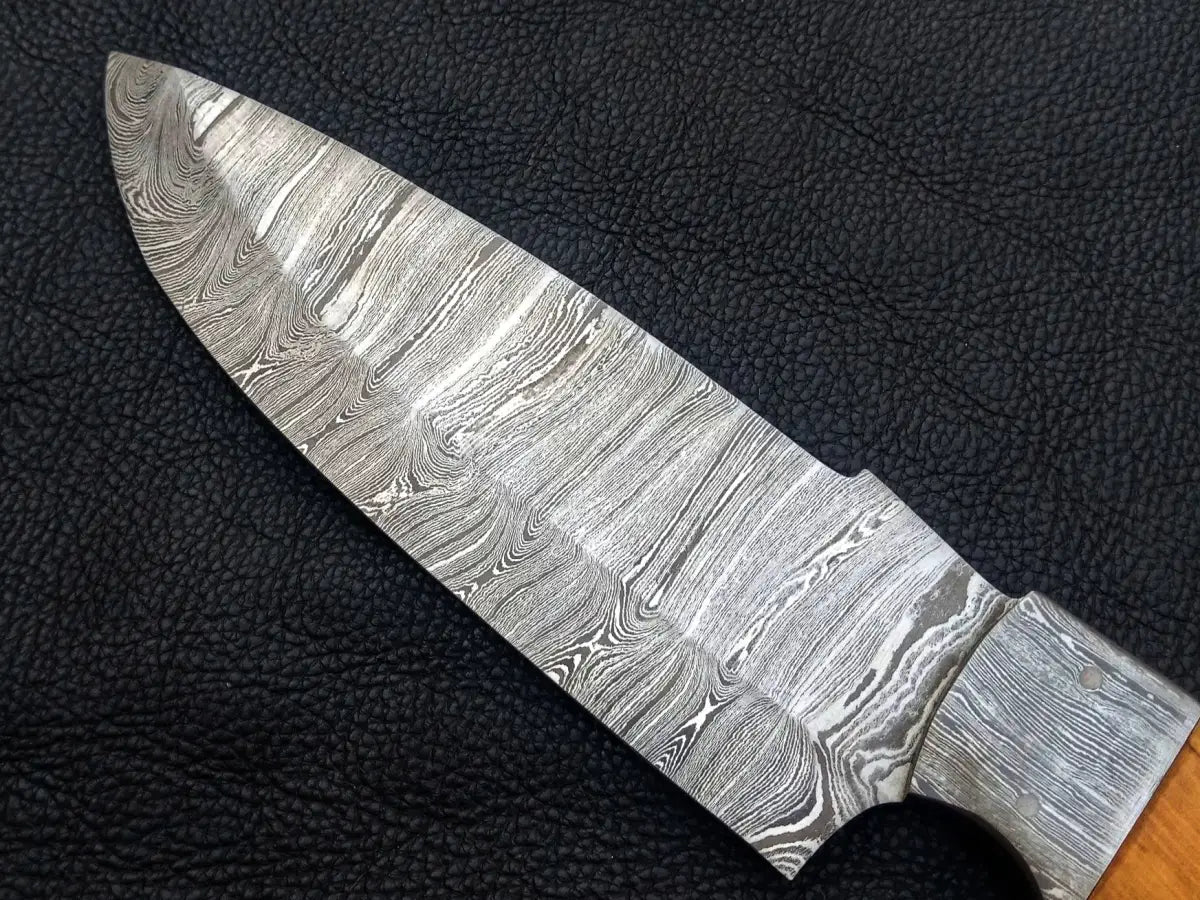 Handmade Damascus Steel Hunting Knife C223 with intricately patterned blade design
