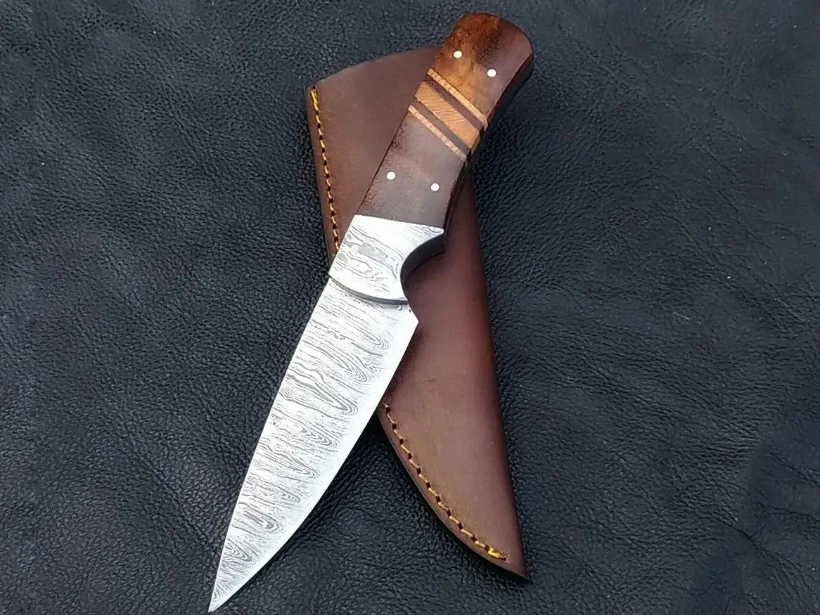 Damascus Steel Hunting Knife C104 with wooden handle and leather sheath